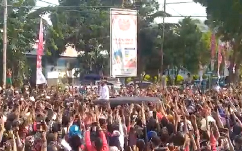 Kunjungan Jokowi ke NTT Picu Kerumunan, Sindiran Keras Bermunculan
