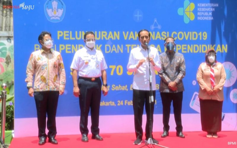 Presiden Jokowi Targetkan Vaksinasi 5 Juta Guru Rampung Juni 2021