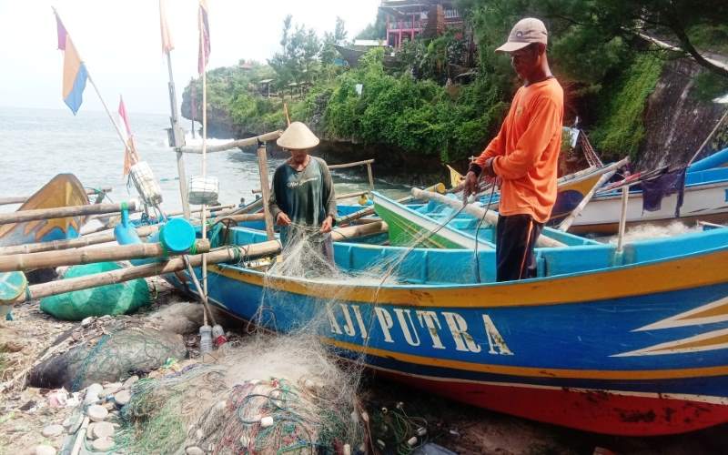 Sampah di Laut Gunungkidul Rusak Jaring Nelayan
