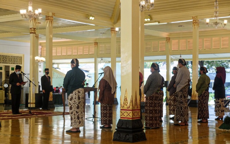 Sultan HB X Lantik 10 Pejabat di Lingkungan Pemda DIY