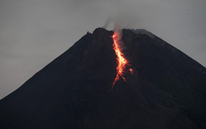 Merapi Luncurkan 12 Kali Guguran Lava selama 18 Jam