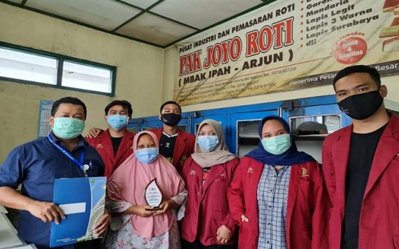 Roti Lapis Khas Pak Joyo Dikembangkan Melalui Media Sosial