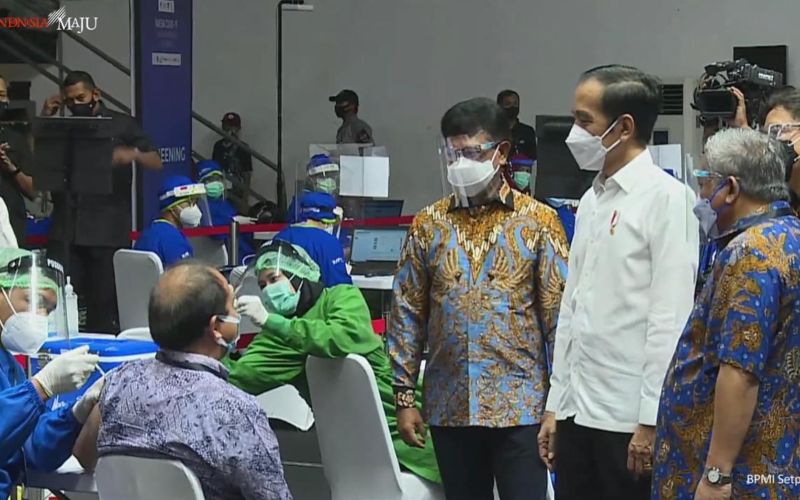 Dari Jogja, Jokowi ke Semarang Tinjau Vaksinasi Massal Tokoh Agama & Santri