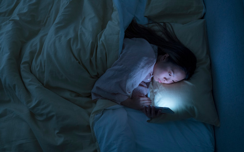 Jangan Anggap Remeh, Kecanduann Ponsel Sebelum Tidur Berisiko Buruk