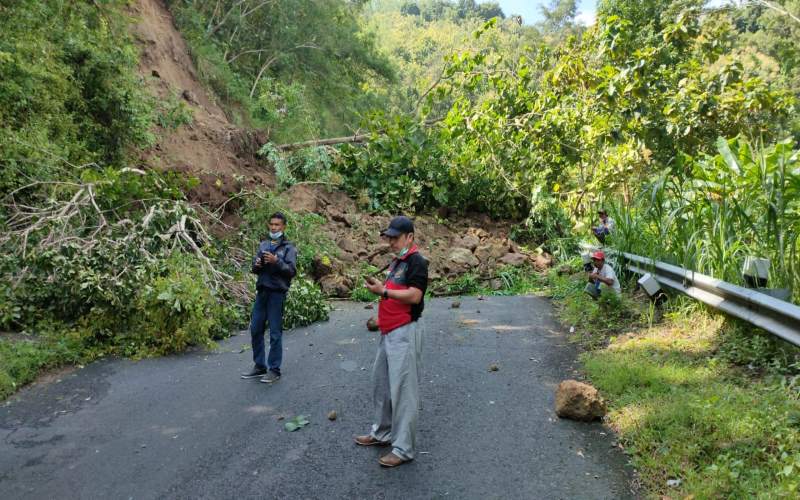 Longsor Tutup Jalan Kulonprogo-Purworejo Via Nanggulan