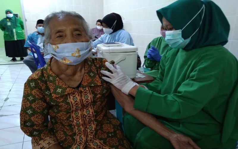  RSU Mitra Paramedika Gelar Vaksinasi Covid-19 untuk Lansia