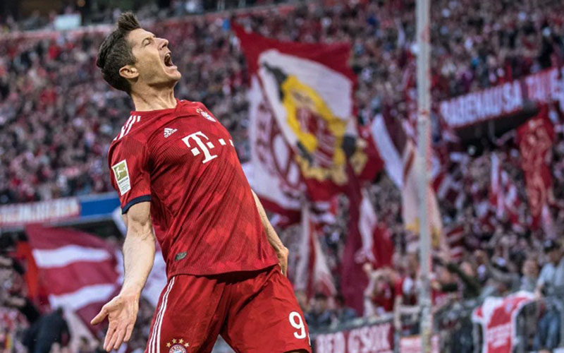 Hattrick Lewandowski, Bayern Hajar Stuttgart 4-0