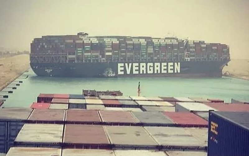 Militer AS Siapkan Bantuan Evakuasi Kapal Raksasa di Terusan Suez