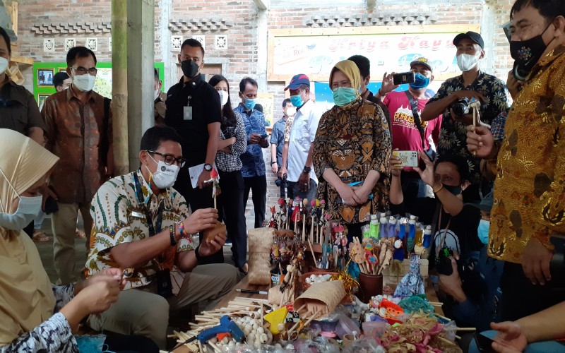 Menparekraf Sandiaga Apresiasi Industri Kreatif di Borobudur