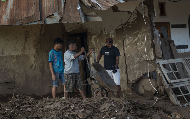 BNPB Beri Rp500.000 Per Keluarga Korban Bencana Banjir NTT 