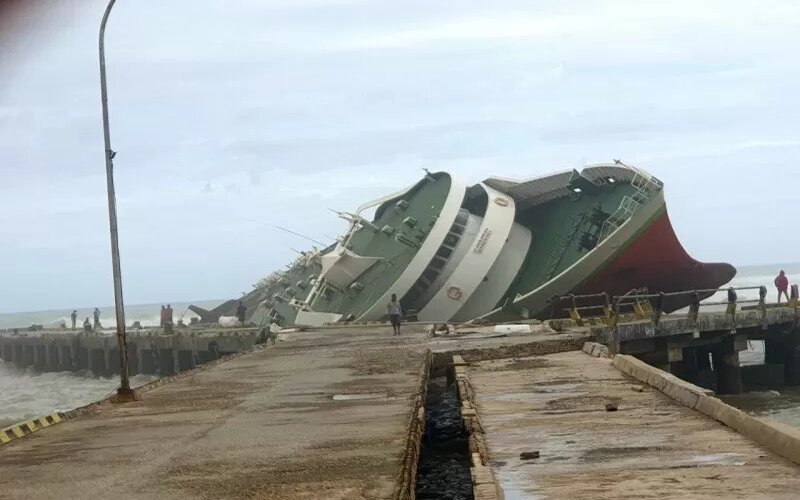 Siklon Seroja Hantam Dua Kapal Penumpang di NTT hingga Karam