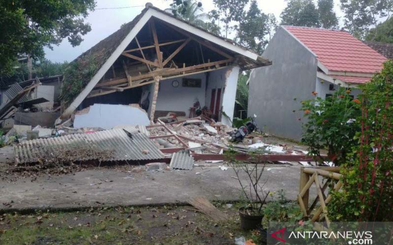 Ratusan Rumah Rusak Akibat Gempa Jatim, Khofifah Minta Prioritaskan Rehab Masjid