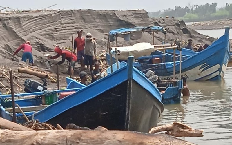 Belasan Perahu Tiap Hari Angkut Tambang Pasir Ilegal di Pesisir Bantul