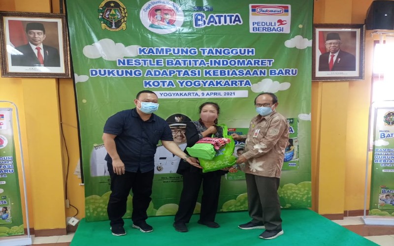 Indomaret & Nestle Salurkan 350 Paket Sembako untuk Kampung Tangguh Kota Jogja