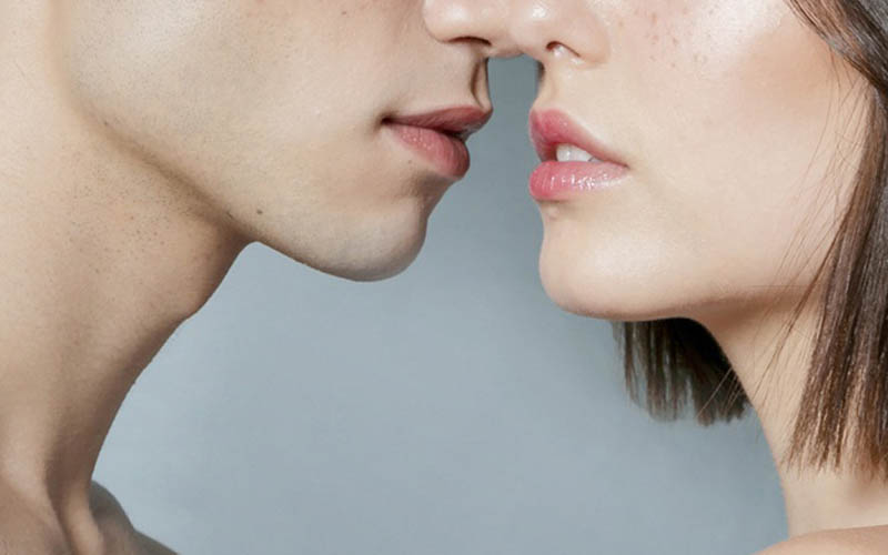 Bolehkah Suami Istri Berciuman saat Puasa?