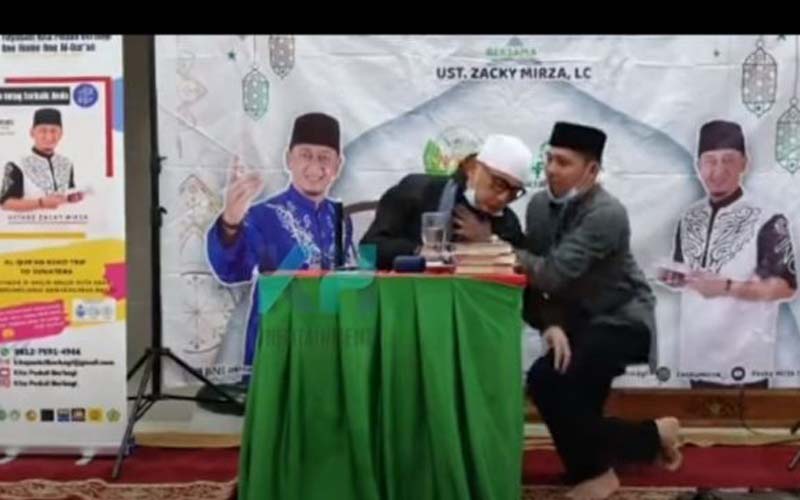 Ustaz Zacky Jatuh Pingsan saat Berdakwah di Riau