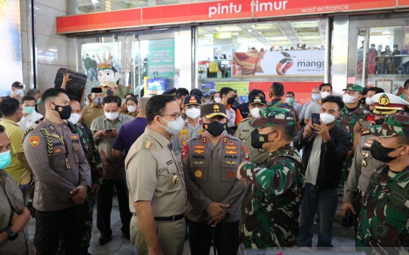 Sekitar 100.000 Orang Tumpah Ruah di Pasar Tanah Abang, Anies Tutup Jam Operasional Pasar Bergantian
