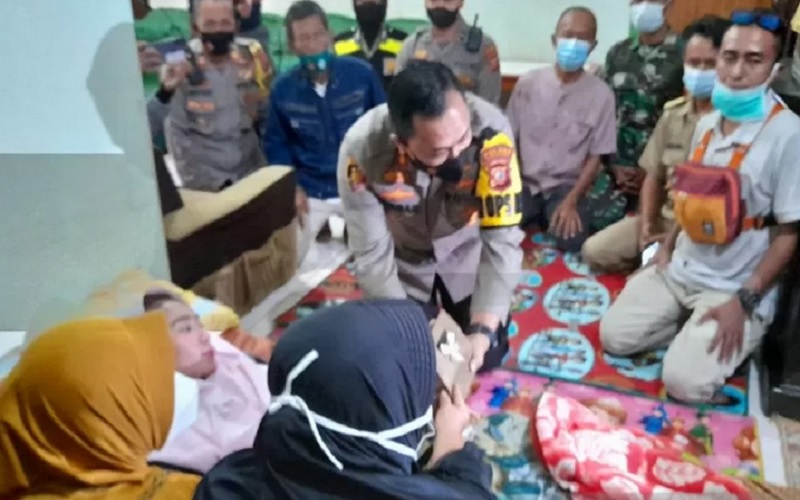 Guru Lumpuh dan Buta Usai Vaksinasi Tahap 2, Jokowi Bantu Pengobatan 