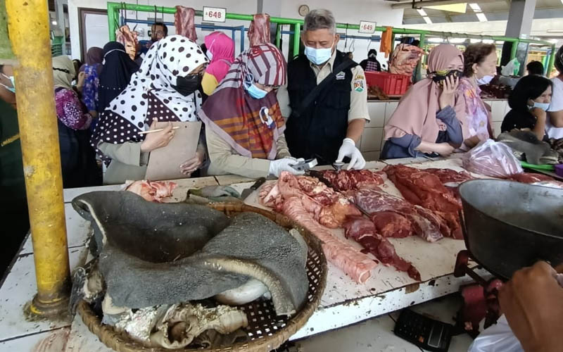 Daging Ayam Busuk dan Daging Sapi Bercacing Ditemukan di Pasar Kota Magelang