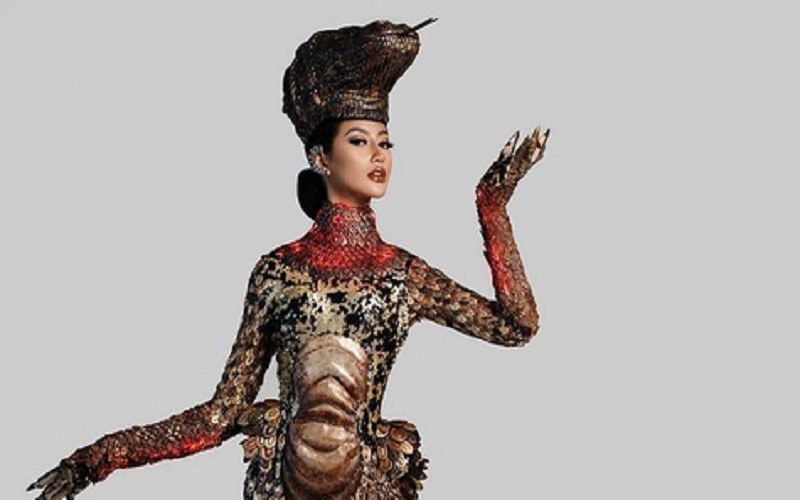 Wakil Indonesia di Ajang Miss Universe Kenakan Pakaian Bertema Komodo