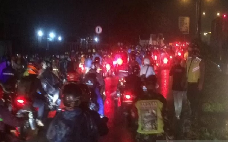 Nekat Bawa Pemudik, Polisi Amankan Ambulans di Cikarang Barat