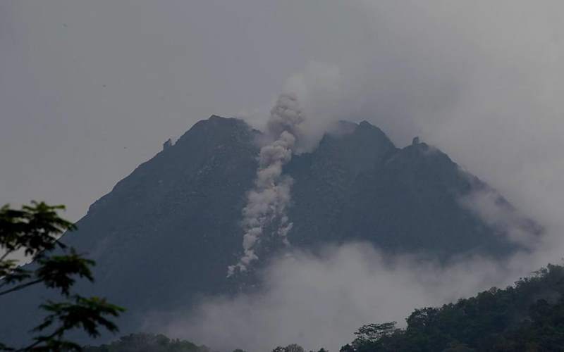 Awan Panas dan Lava Pijar Masih Meluncur dari Merapi