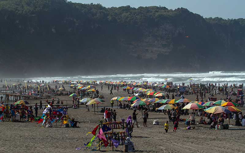 Awas Corona! Ini Foto-Foto Lautan Manusia di Pantai Parangtritis 