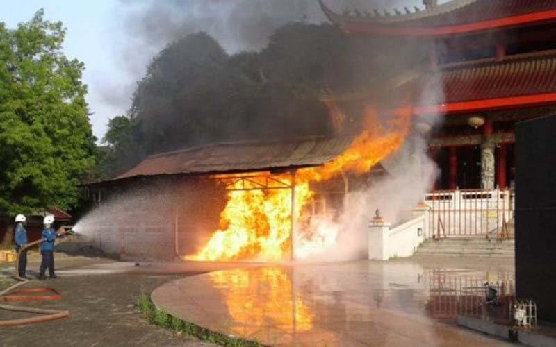 Tempat Penyalaan Lilin Kelenteng Sam Po Kong Terbakar