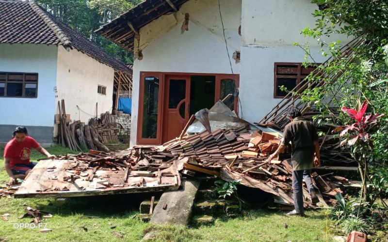 Warganet Bagikan Foto-foto Kerusakan di Blitar Akibat Gempa Bumi