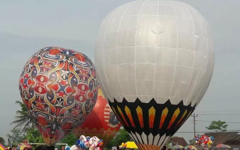 Puluhan Balon Udara Semarakkan Tradisi Syawalan di Wonosobo, Tak Dilepas tapi Ditambatkan