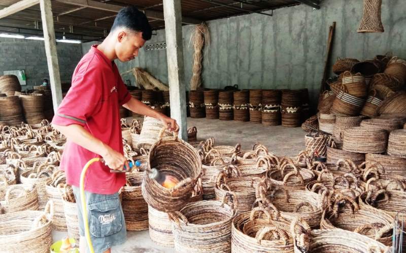 Perajin Gedebog Pisang Impor Bahan Baku dari Jawa Timur