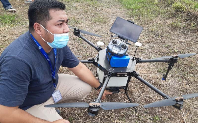 Irit Waktu dan Tenaga, Nyemprot Tanaman Pertanian Lebih Efisien Pakai Drone