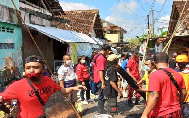 PAC PDIP Ngampilan Gotong Royong Bantu Warga Korban Kebakaran