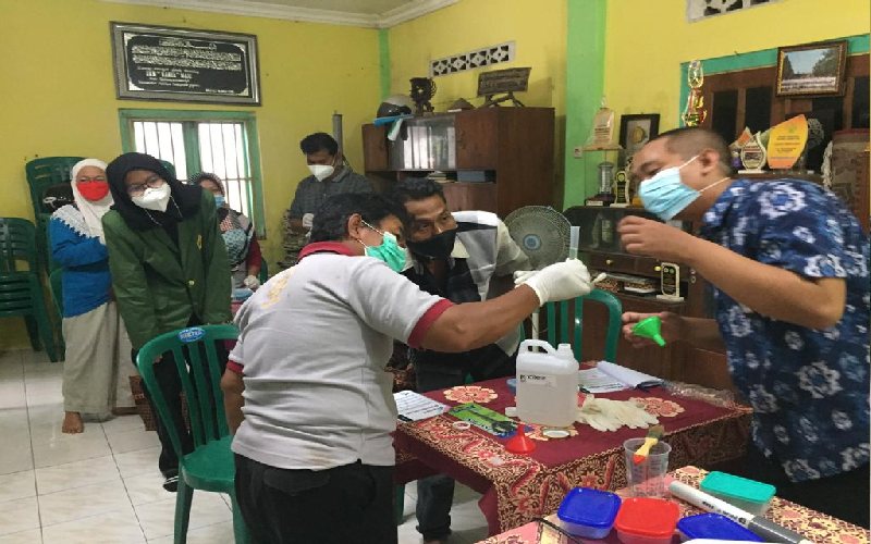 Dosen & Mahasiswa UPNVY Sulap Limbah Botol Plastik Jadi Lem Pipa