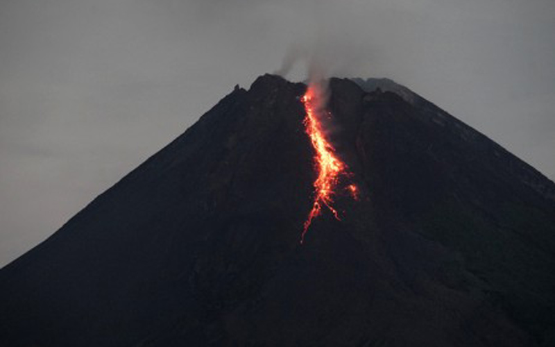 Masih Bergejolak, Gunung Merapi Muntahkan Lava Pijar Sejauh 1,5 Kilometer