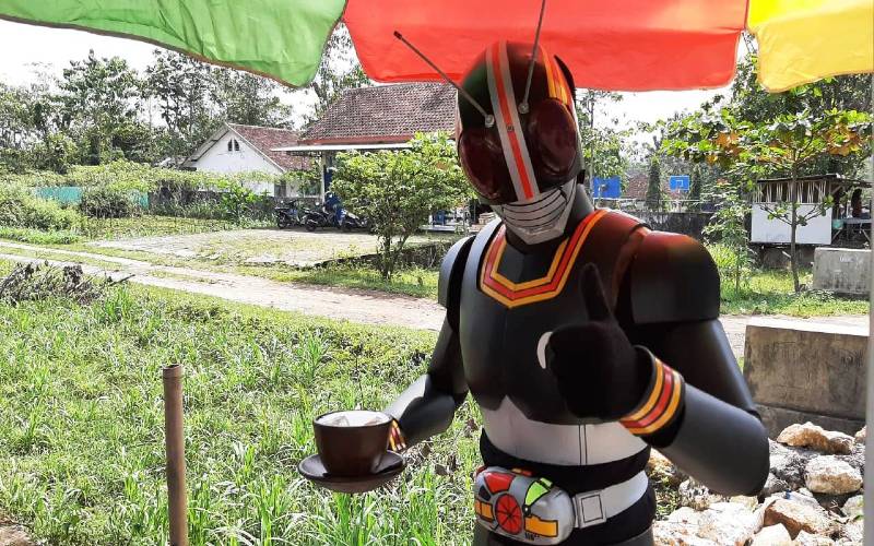 Pahlawan Super Layani Pembeli Dawet di Pinggir Jalan Semin-Karangmojo