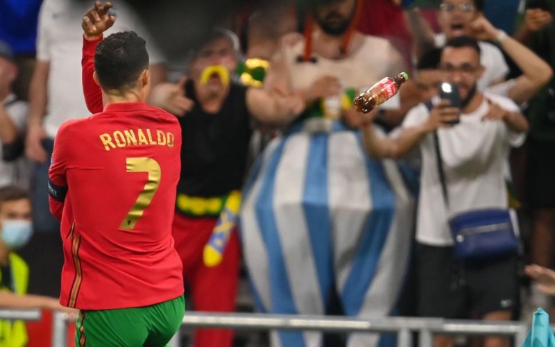 Cetak 2 Gol, Cristiano Ronaldo Dilempari Botol Coca-Cola