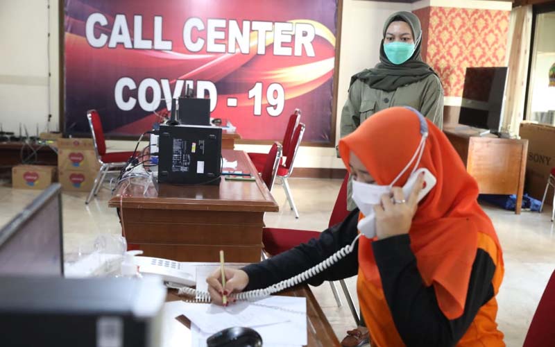 Gubernur Jawa Tengah, Ganjar Pranowo Membuat Call Center Covid-19 di Kantornya