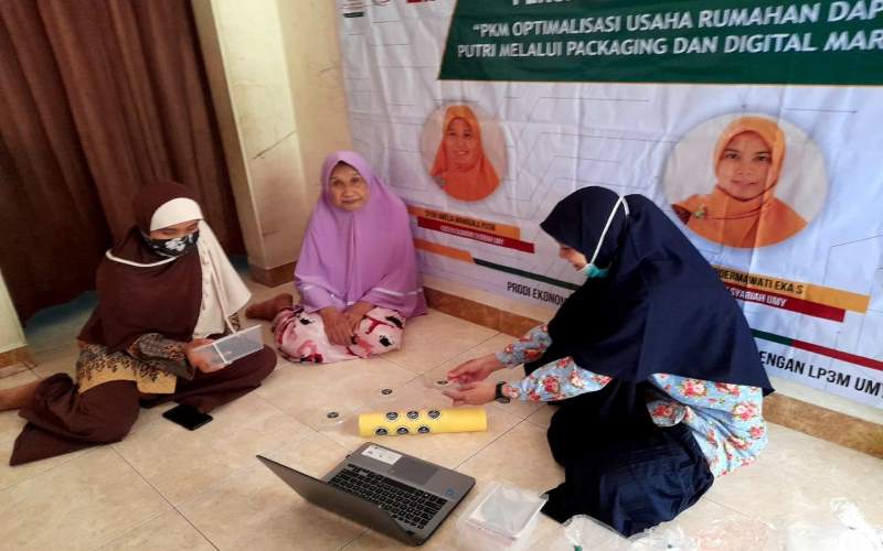 UMY Optimalkan Usaha Rumahan Dapur Mbah Putri Melalui Packaging dan Digital Marketing