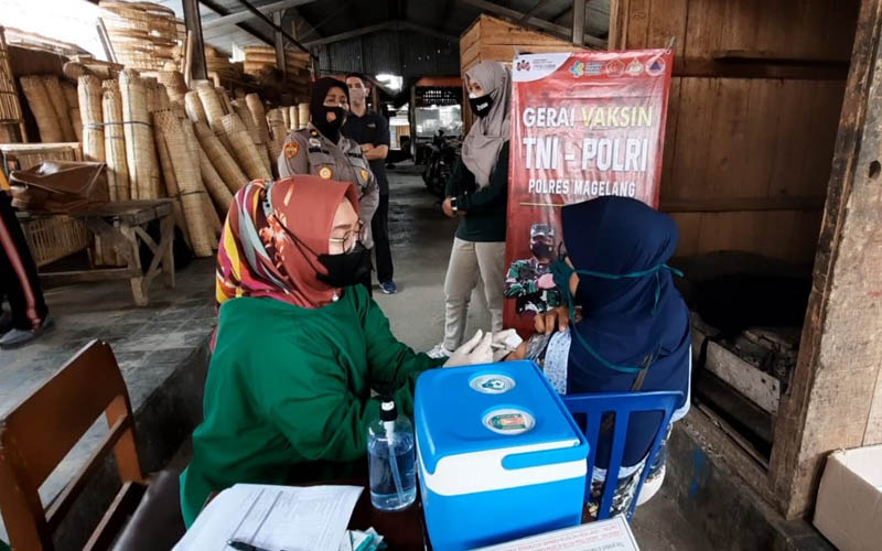 Ada Vaksinasi Covid-19 di Tengah Pasar Borobudur, Pedagang dan Pembeli Jadi Sasaran