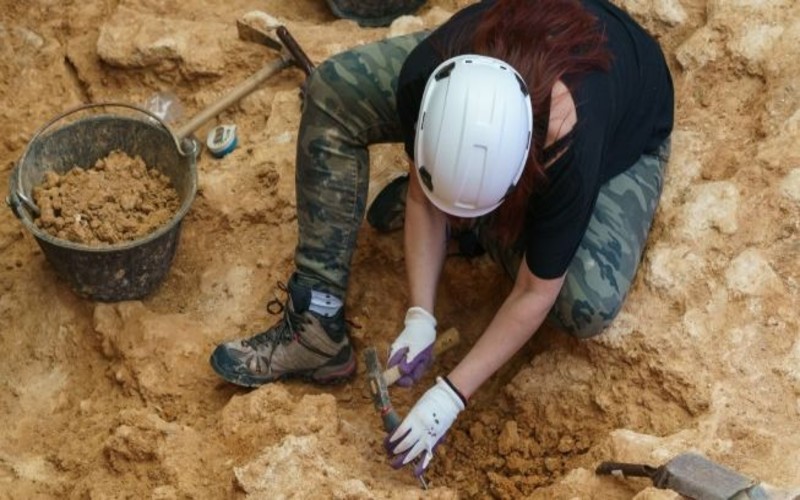 Arkeolog Temukan Batu Kuno Berukir Alat Kelamin Lelaki