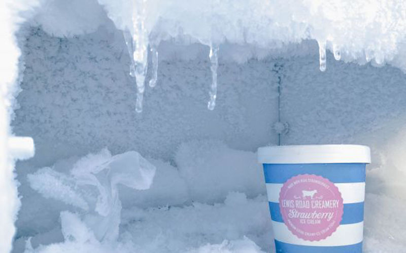 4 Cara Membersihkan Freezer dari Bunga Es 