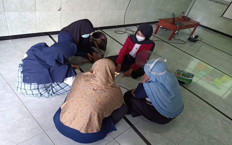 Dosen UMY Beri Pelatihan Penulisan Cerita Pendek Ber-Bahasa Inggris di SMP Muhammadiyah 8 Yogyakarta