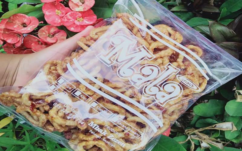 PKM UMY Tingkatkan Kualitas Produk Industri Rumahan Mala Snack di Dusun Patosan Magelang