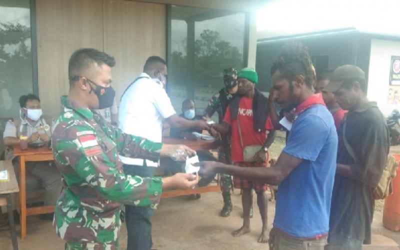 Cegah Covid-19, Satgas TNI Bagi Masker untuk Warga di Perbatasan Papua