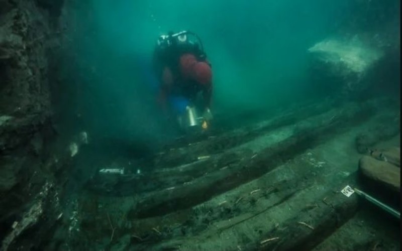 Kapal & Pemakaman Berusia 2.200 Tahun Ditemukan Arkeolog Tenggelam di Bawah Laut Mediterania