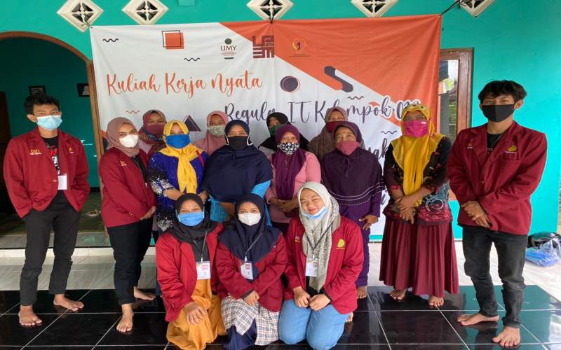 KKN UMY Dampingi Pengembangan E-Commerce bagi Usaha Kerajinan di Desa Sukoreno Sentolo