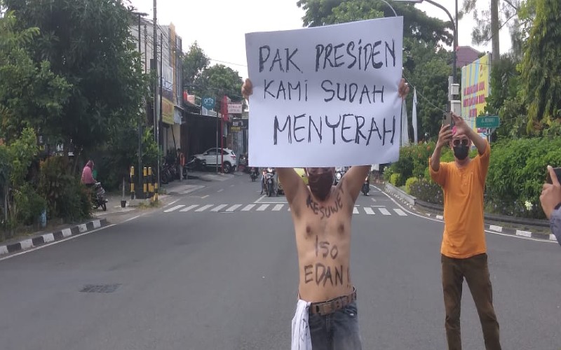 Anak dan Istrinya Kelaparan, Sopir Taksi Jogja Telanjang Dada Protes PPKM