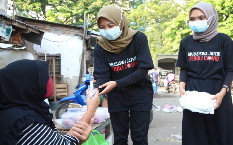 Ikuti Seruan Gubernur Jateng, Mahasiswa Upgris Bagikan Masker di Pasar