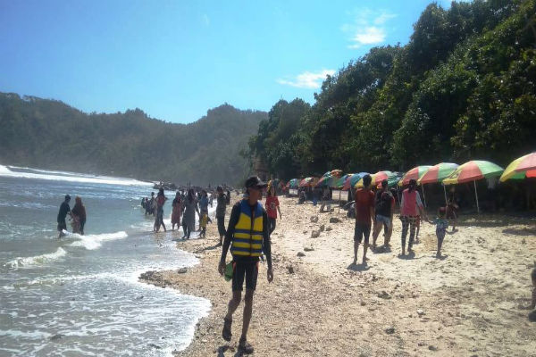Nekat Masuk Pantai Wediombo, Puluhan Wisatawan Diusir Petugas